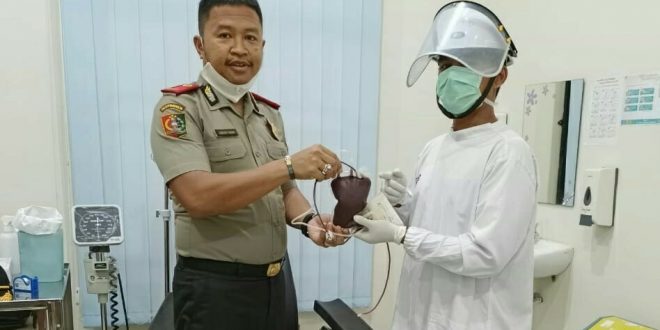 Foto Dandung Putut Wibowo mendonorkan darahnya di PMI Kepei