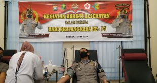 Foto personil Polres Bintan sedang mendonorkan darahnya di RSUD Ahmad Tabib di Km8 Tanjungpinang