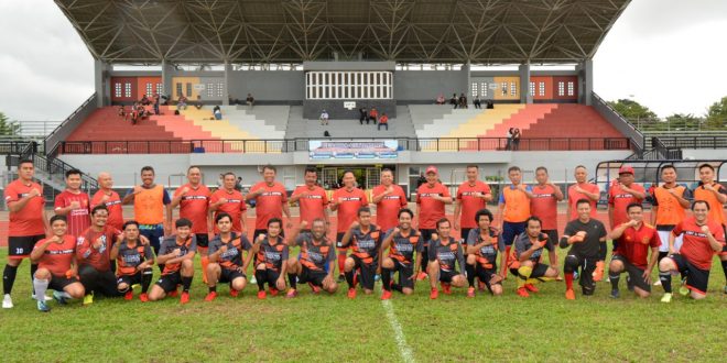 Udai bertanding Sepak Bola gabungan TNI/Polri dan Tim Para Awak Media foto bersama