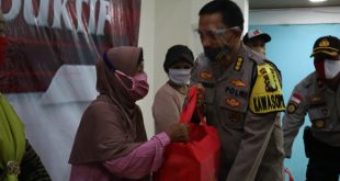 Foto bhakti Sosial Akpol 91 bagikan 100 paket semvako kepada masyarakat di Pinang Kencana