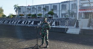 Foto Asintel Danlantamal IV saat Apel pagi di Lapangan Mako Lantamal IV