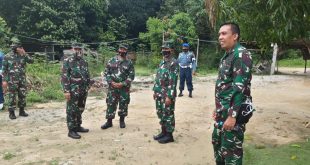 Foto wadan Kodiklatal bersama pejabat Lantqmal IV meninjau lokasi untuk pembangunan pendidikan dan latihan Marinir di Tanjung Uban
