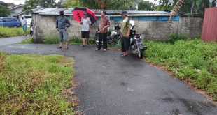 Foto ketua panitia Qurban Daswir Rober sedang memgang parangn jemaah Mushalla Muhajirin PKDP Kp.Tarandan Daswir Robert memgang Parang akan melaksanakan penyembe